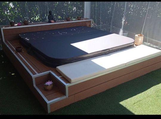 Un jacuzzi es un spa con hidromasaje que brinda relajación y terapia mediante chorros de agua y aire.