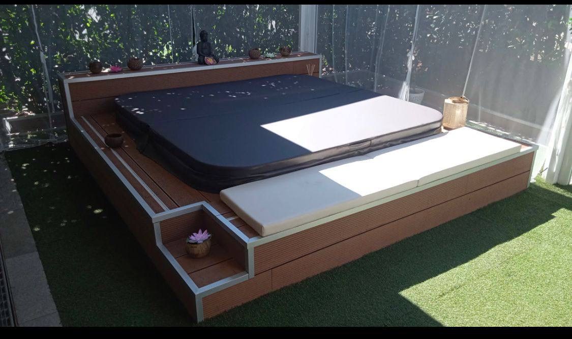 Un jacuzzi es un spa con hidromasaje que brinda relajación y terapia mediante chorros de agua y aire. Un jacuzzi es un spa con hidromasaje que brinda relajación y terapia mediante chorros de agua y aire.